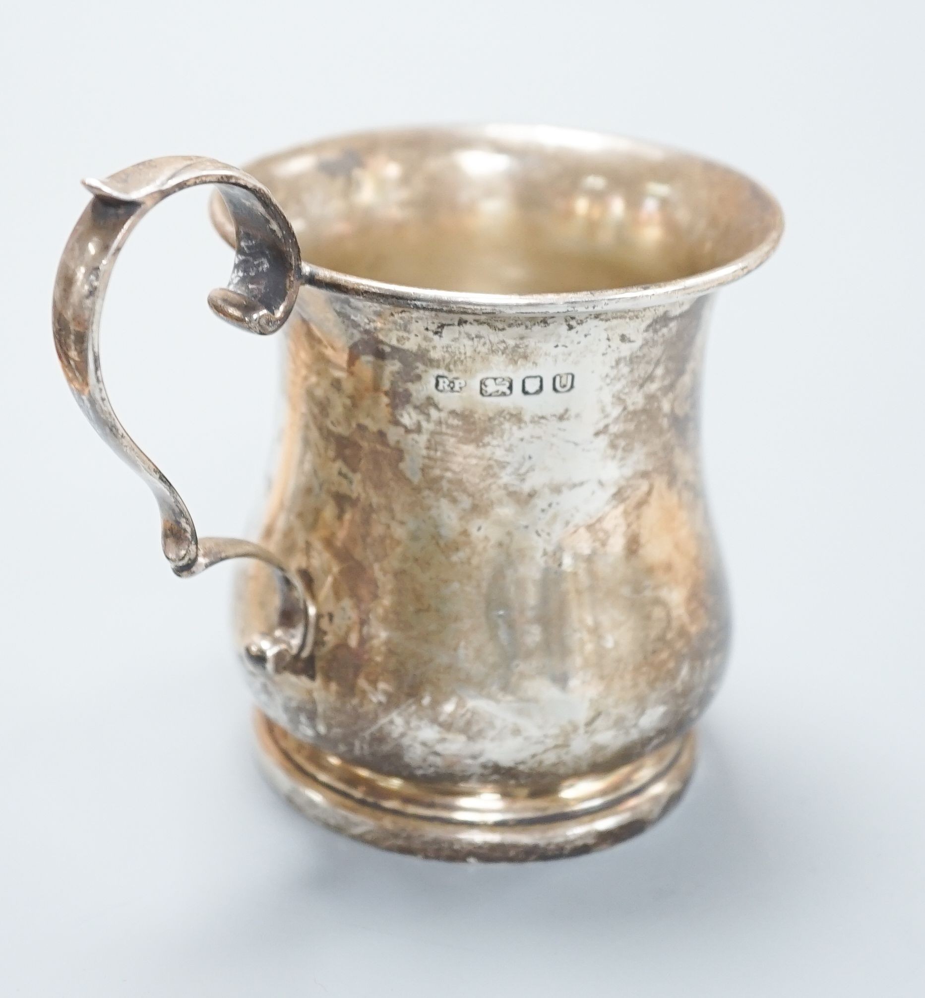 A mid 20th century silver christening mug, Robert Pringle & Sons, London, 1955, 91mm, 103 grams.